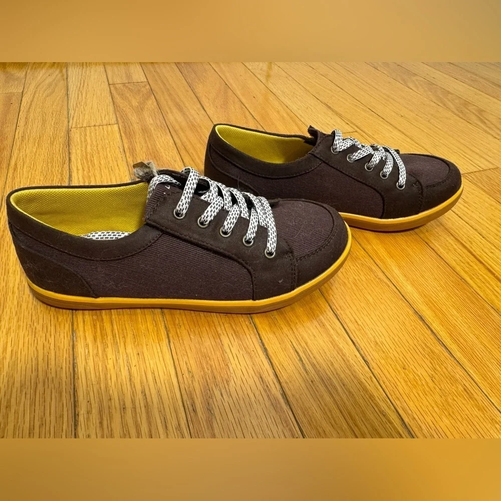 NWT Livie & Luca Kids Boys Reeve Mocha Slip On / Lace Up Sneakers Size 2